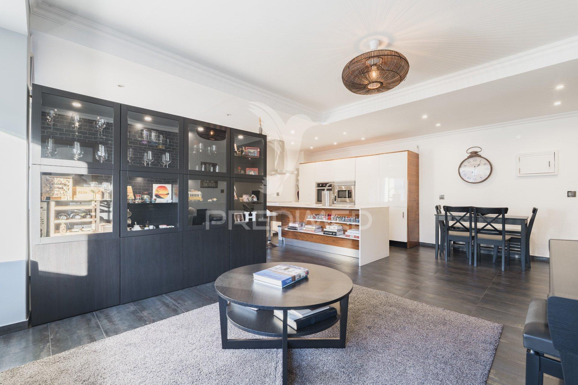 Amplo t1 remodelado com closet e open space | perto da praia e do comboio