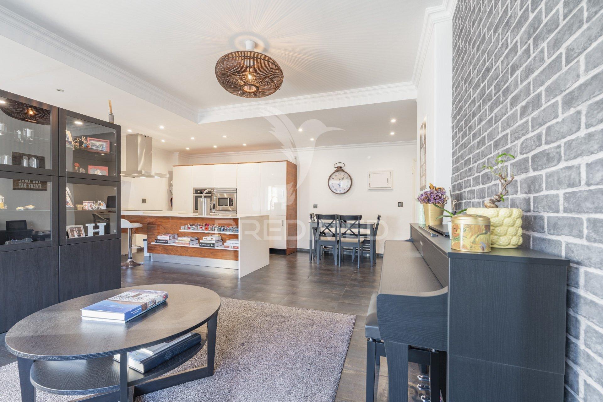 Amplo t1 remodelado com closet e open space | perto da praia e do comboio