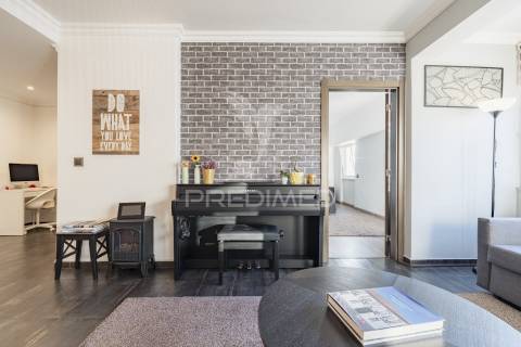 Amplo t1 remodelado com closet e open space | perto da praia e do comboio