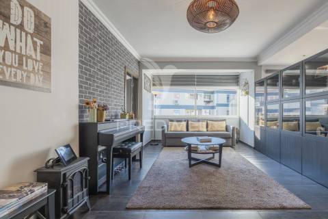 Amplo t1 remodelado com closet e open space | perto da praia e do comboio