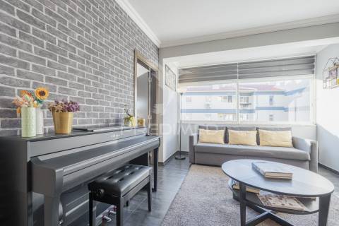 Amplo t1 remodelado com closet e open space | perto da praia e do comboio