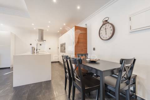 Amplo t1 remodelado com closet e open space | perto da praia e do comboio