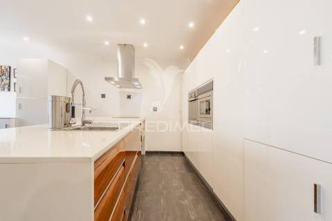 Amplo t1 remodelado com closet e open space | perto da praia e do comboio