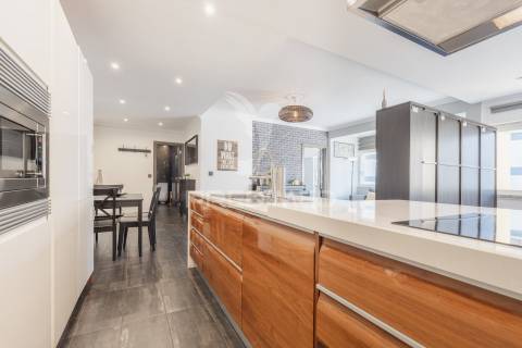 Amplo t1 remodelado com closet e open space | perto da praia e do comboio