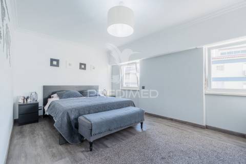 Amplo t1 remodelado com closet e open space | perto da praia e do comboio