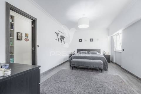 Amplo t1 remodelado com closet e open space | perto da praia e do comboio