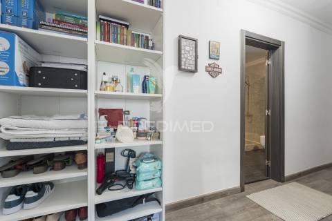 Amplo t1 remodelado com closet e open space | perto da praia e do comboio