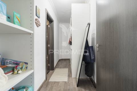Amplo t1 remodelado com closet e open space | perto da praia e do comboio