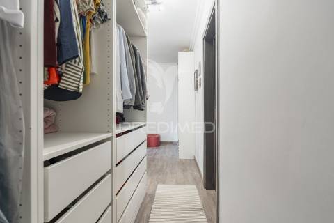 Amplo t1 remodelado com closet e open space | perto da praia e do comboio