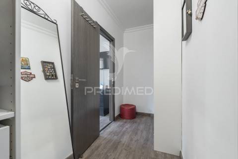 Amplo t1 remodelado com closet e open space | perto da praia e do comboio