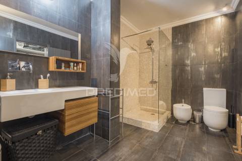 Amplo t1 remodelado com closet e open space | perto da praia e do comboio