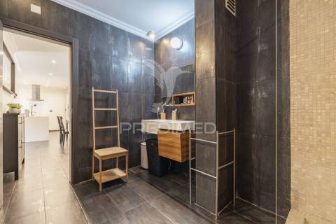 Amplo t1 remodelado com closet e open space | perto da praia e do comboio
