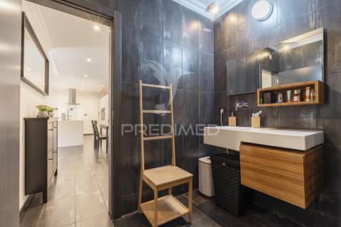 Amplo t1 remodelado com closet e open space | perto da praia e do comboio