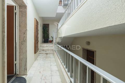 Amplo t1 remodelado com closet e open space | perto da praia e do comboio