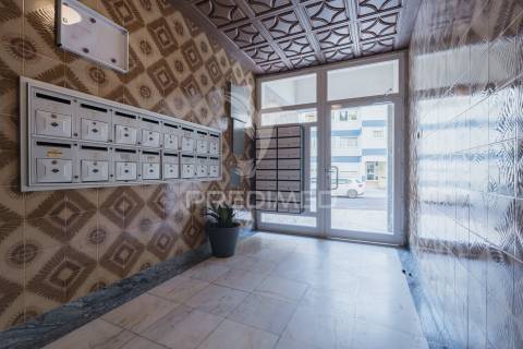 Amplo t1 remodelado com closet e open space | perto da praia e do comboio