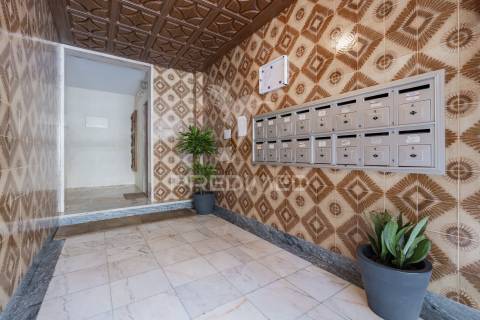 Amplo t1 remodelado com closet e open space | perto da praia e do comboio