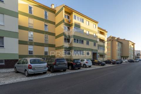Amplo t1 remodelado com closet e open space | perto da praia e do comboio