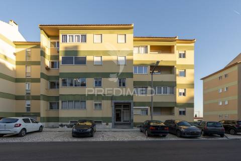 Amplo t1 remodelado com closet e open space | perto da praia e do comboio