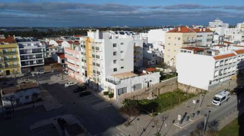 T2 em monte gordo, em edifício na 2ª linha com piscina
