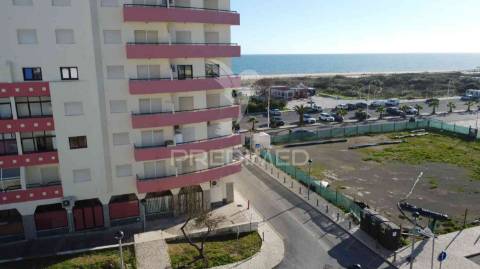 T2 em monte gordo, em edifício na 2ª linha com piscina