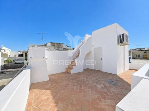 Moradia renovada com açoteia e mirante – olhão