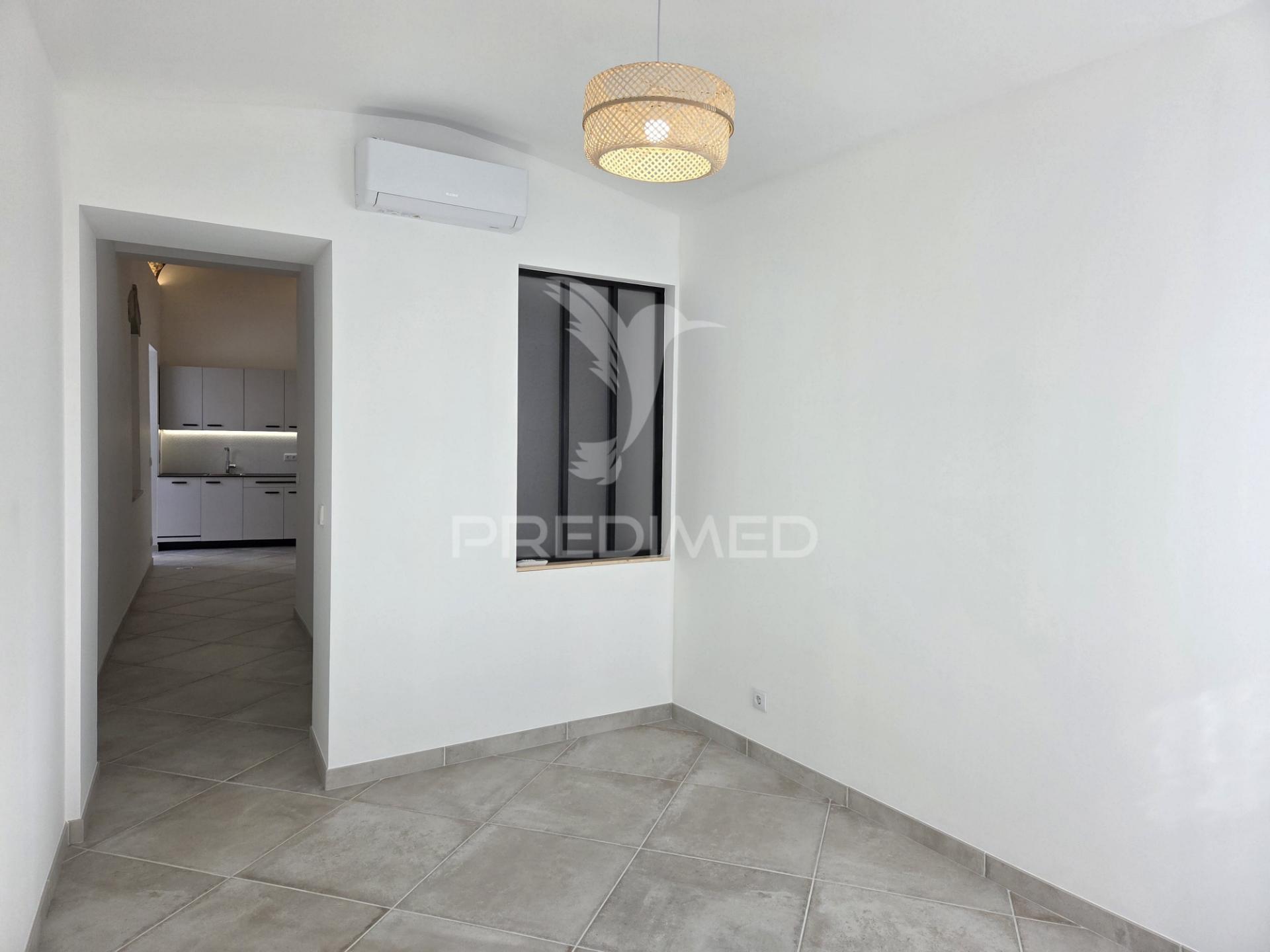 Moradia renovada com açoteia e mirante – olhão