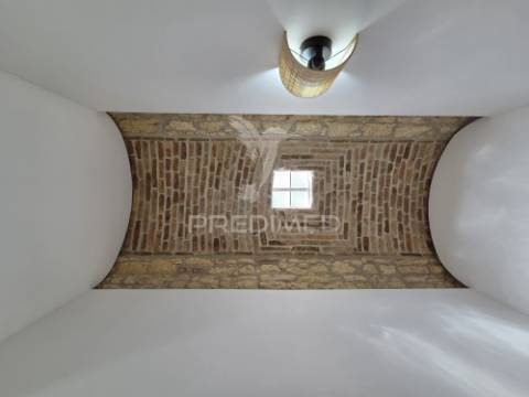 Moradia renovada com açoteia e mirante – olhão