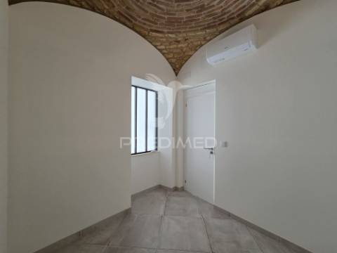 Moradia renovada com açoteia e mirante – olhão