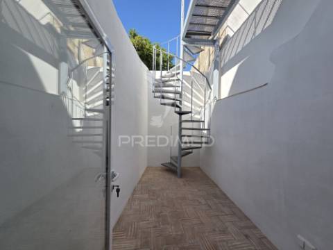 Moradia renovada com açoteia e mirante – olhão