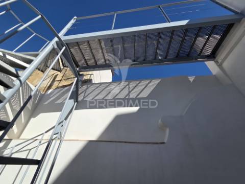 Moradia renovada com açoteia e mirante – olhão