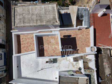 Moradia renovada com açoteia e mirante – olhão