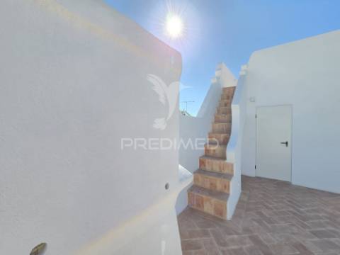 Moradia renovada com açoteia e mirante – olhão