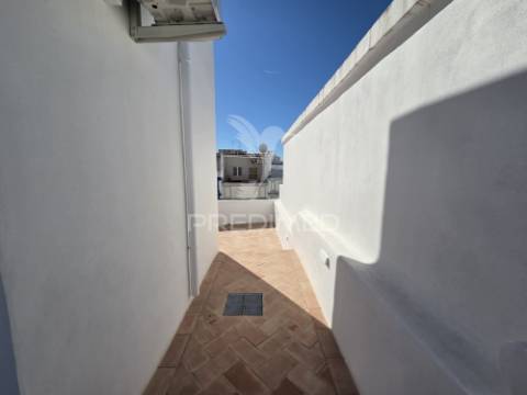 Moradia renovada com açoteia e mirante – olhão