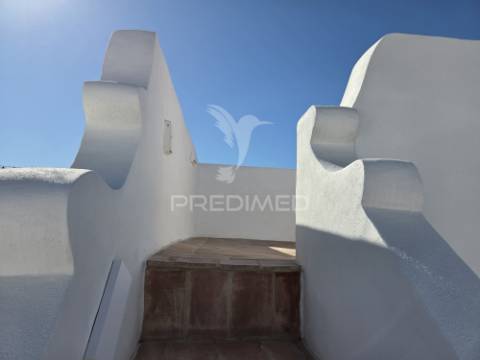Moradia renovada com açoteia e mirante – olhão