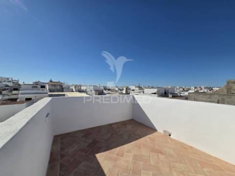 Moradia renovada com açoteia e mirante – olhão