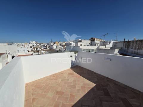 Moradia renovada com açoteia e mirante – olhão