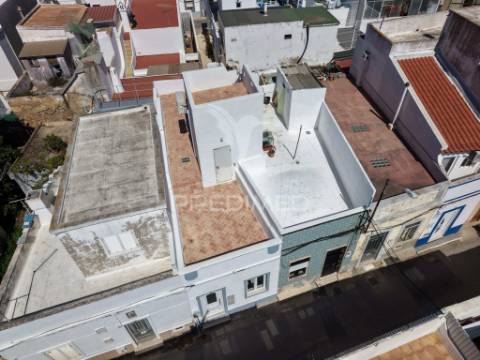 Moradia renovada com açoteia e mirante – olhão