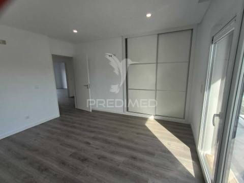 Apartamento t3 laranjeiro almada remodelado
