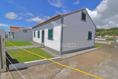 Moradia t3 à venda em santa luzia – angra do heroísmo