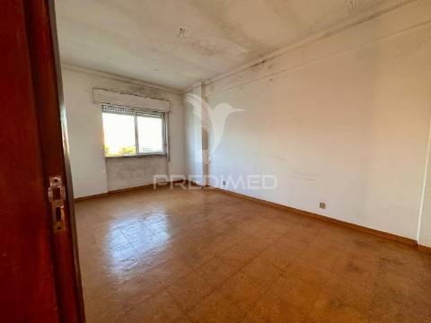 Apartamento t4 com varandas em setúbal