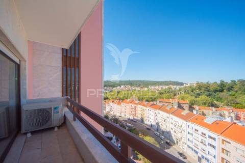 Luxuoso apartamento t4 em lisboa com vista panorâmica em condomínio fechado