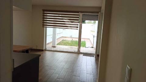 Apartamento t1 para arrendamento renovado - aldeia de paio pires