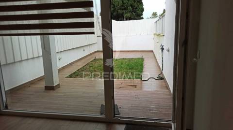 Apartamento t1 para arrendamento renovado - aldeia de paio pires