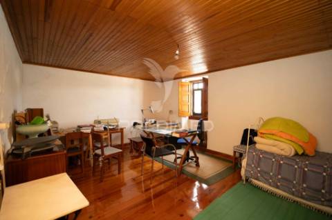 Casa rústica t3 em pedra com vista panorâmica para a serra, situada na vila do reguengo fétal, batalha.