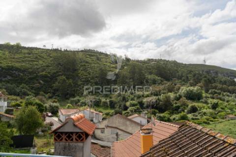 Casa rústica t3 em pedra com vista panorâmica para a serra, situada na vila do reguengo fétal, batalha.