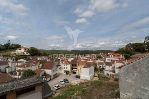 Casa rústica t3 em pedra com vista panorâmica para a serra, situada na vila do reguengo fétal, batalha.