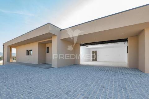 Fantástica moradia térrea t3 + escritório, com 3 suítes e piscina, localizada em lago, amares.