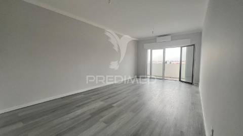 Oportunidade única em quarteira – t2 renovado com vista mar!