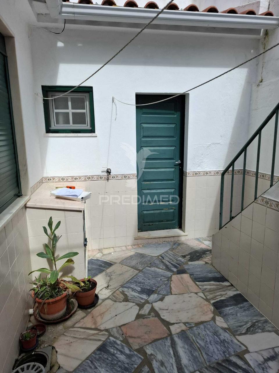 Moradia t4 localizada na rua de elvas, com garagem, em campo maior