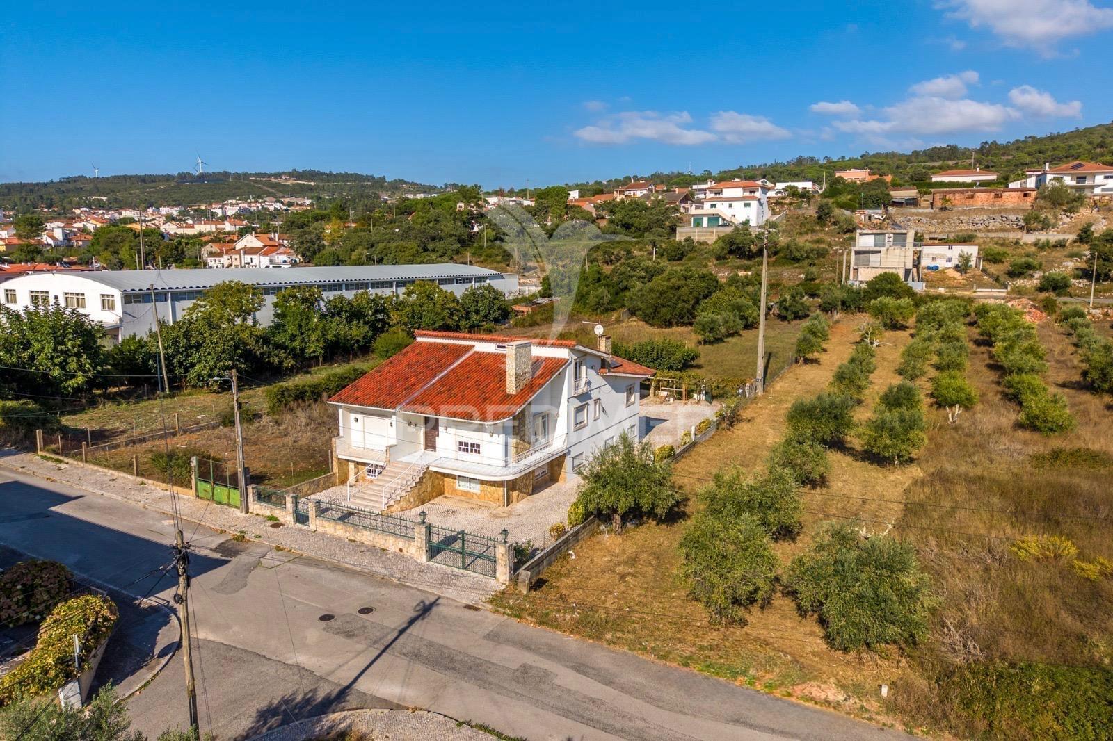 Moradia t4 com garagem e terreno minde / alcanena